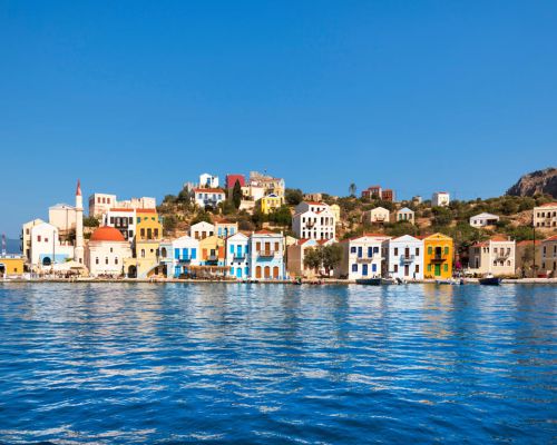 Dodecanese Grieks eiland met gekleurde huizen