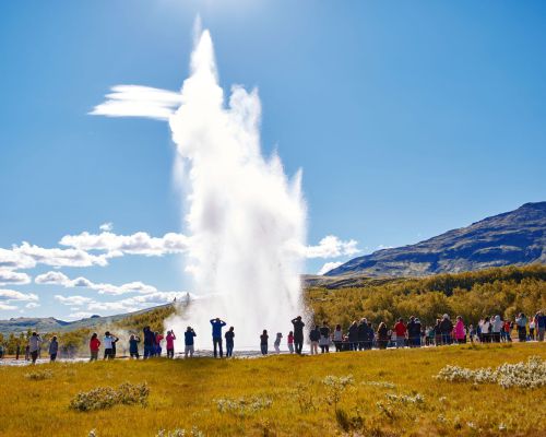 Geysir Geothermal Area - spuit ± elke 6 tot 10 min en 15 tot 20m hoog