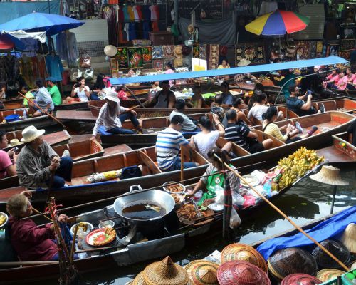 De beroemde floating market in Bangkok
