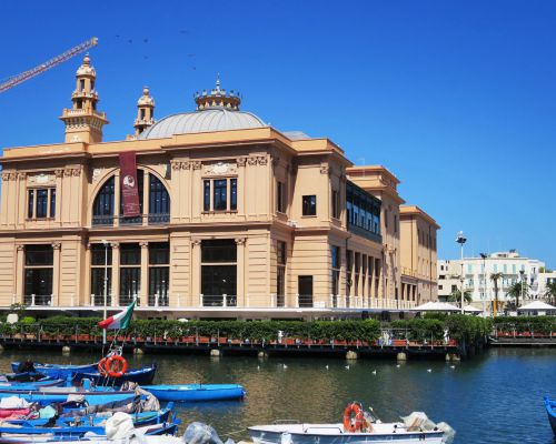 De haven van Bari is een belangrijk knooppunt voor maritiem verkeer.