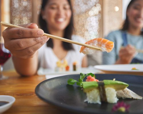 Sushi eten met hashi (stokjes)