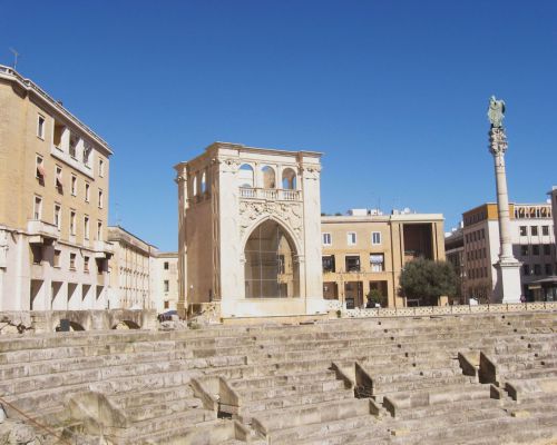 Amfitheater Lecce uit de 2e eeuw waar Romeinen gladiatoren lieten vechten ter vermaak.