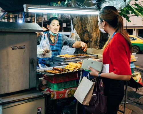 Streetfood kraampjes in overvloed in Bangkok, probeer Tom Yum Goong of Pad Thai