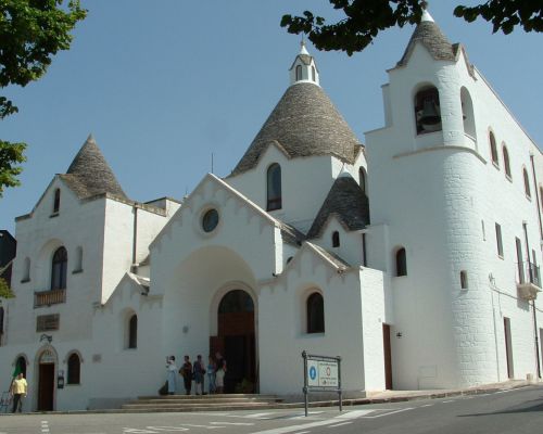 De Trullo-kerk Sant'Antonio is gebouwd in 1926 en is een van de meest unieke kerken in Alberobello.
