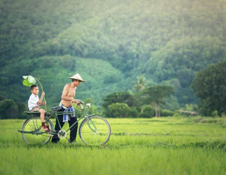 man met fiets in het Thaise landschap