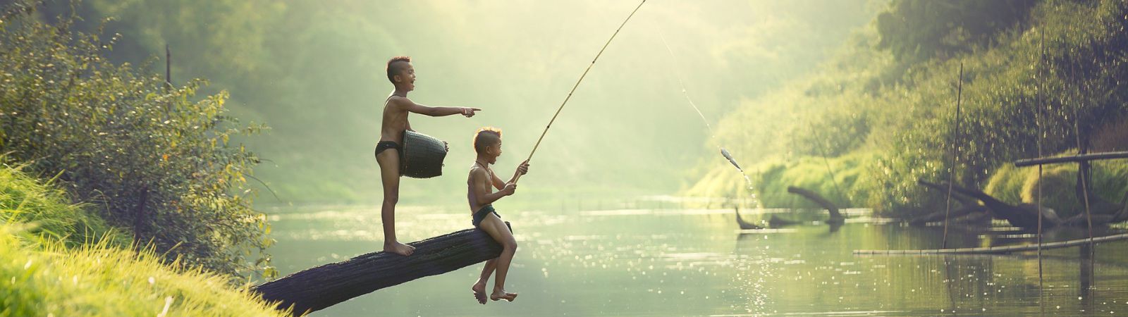 Thaise kinderen vissen in de rivier