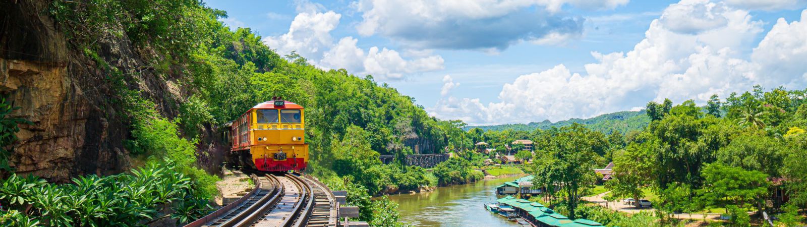 Trein langs de river Kwai in Thailand