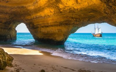 Doorkijkje naar zee vanuit benagil grot