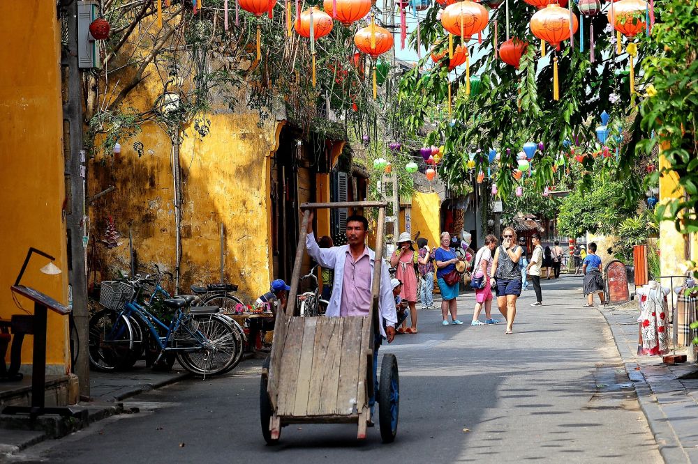 straatje in Hoi An met zijn kleurrijke lampionnen