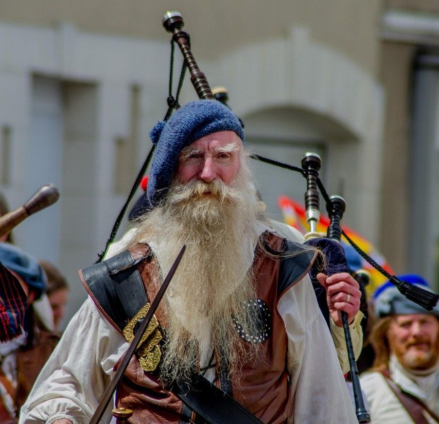 Schotse hooglander in traditionele kleding