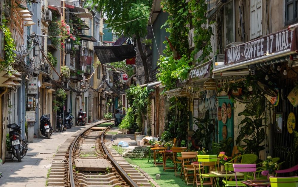 Beroemde Treinstraat in Hanoi met koloniale architectuur