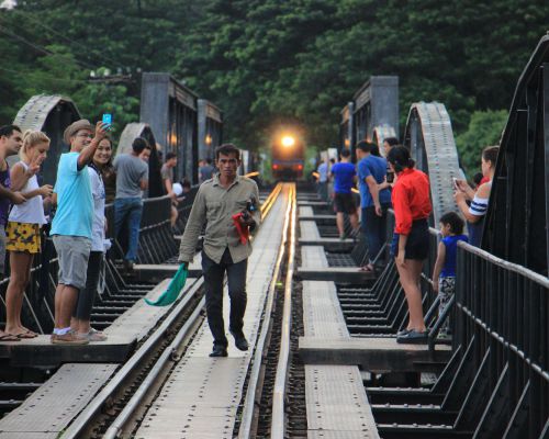 Toeristen op de Brug over de Kwai rivier
