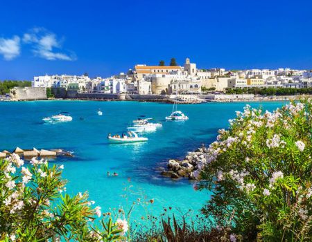 meer met bootjes in puglia 