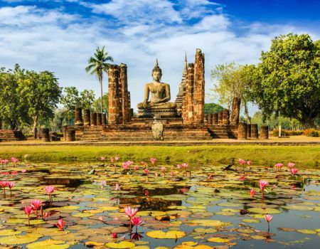 boeddha bij water in thailand 