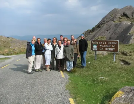Groep mensen op rondreis door Ierland