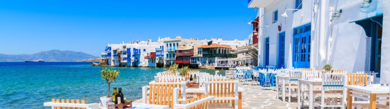 terrasje aan ze in Griekenland